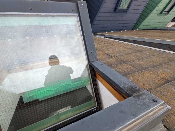多摩市関戸にてヒビの入った天窓の点検を行いました